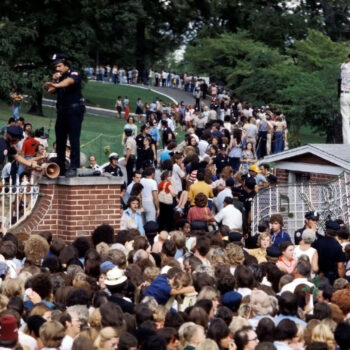 Fans am 18.08.1977 während der Elvis Beerdigung am Anwesen Graceland