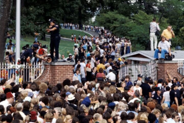 Fans am 18.08.1977 während der Elvis Beerdigung am Anwesen Graceland