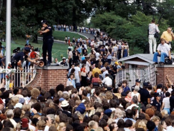 Fans am 18.08.1977 während der Elvis Beerdigung am Anwesen Graceland