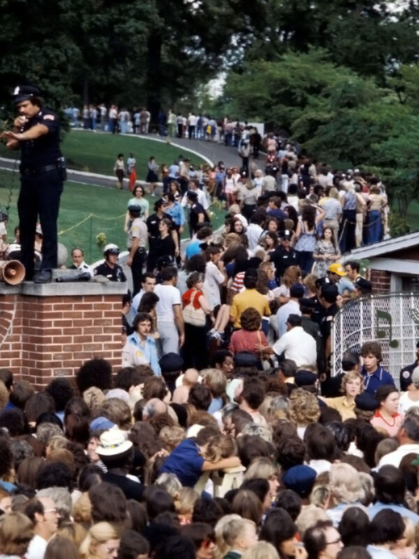 Fans am 18.08.1977 während der Elvis Beerdigung am Anwesen Graceland
