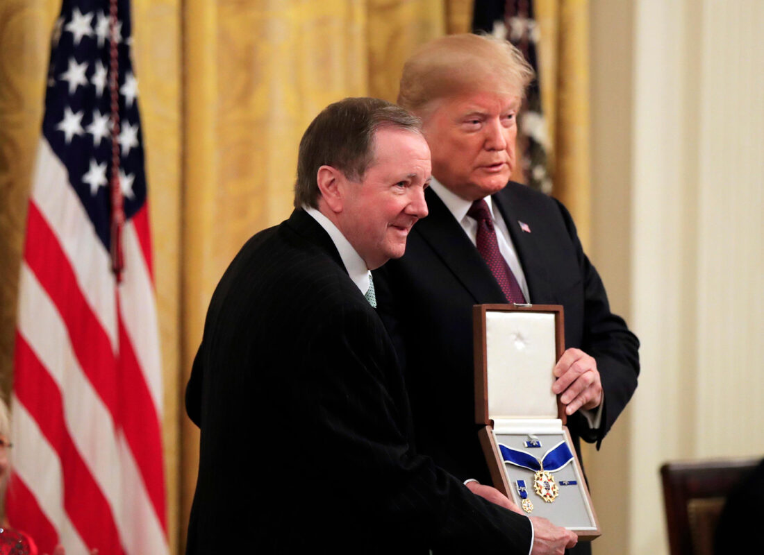 Jack Soden (Elvis Presley Enterprises) nimmt die Freiheitsmedaille für Elvis Presley von Donald Trump an