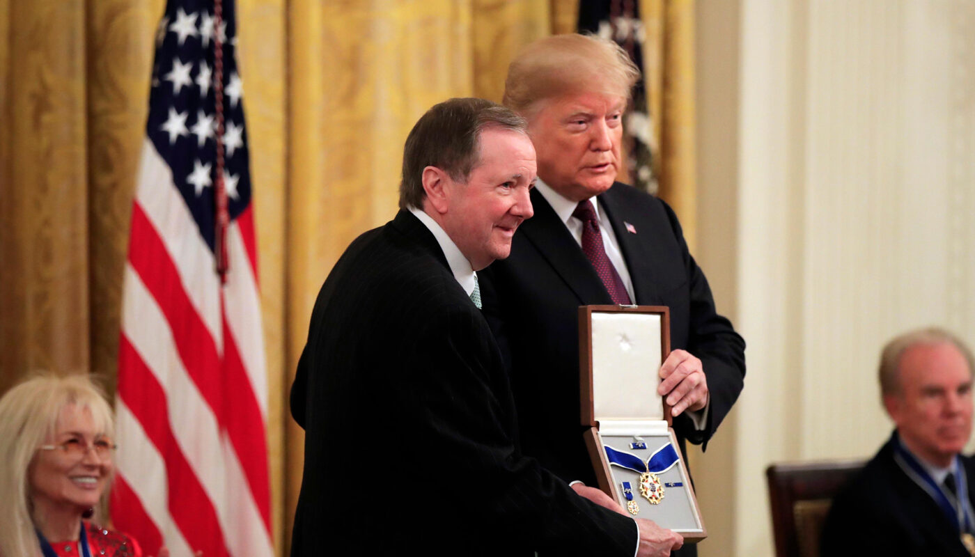 Jack Soden (Elvis Presley Enterprises) nimmt die Freiheitsmedaille für Elvis Presley von Donald Trump an