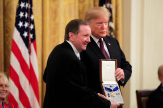 Jack Soden (Elvis Presley Enterprises) nimmt die Freiheitsmedaille für Elvis Presley von Donald Trump an