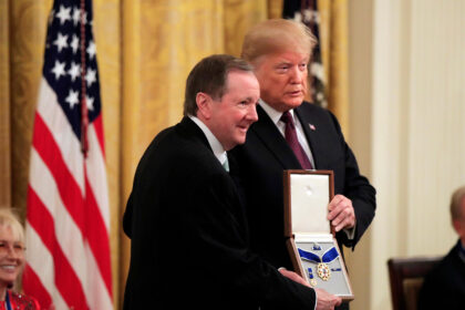 Jack Soden (Elvis Presley Enterprises) nimmt die Freiheitsmedaille für Elvis Presley von Donald Trump an