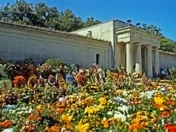 Das Mausoleum auf dem Forest Hill Friedhof mit Blumen von Fans