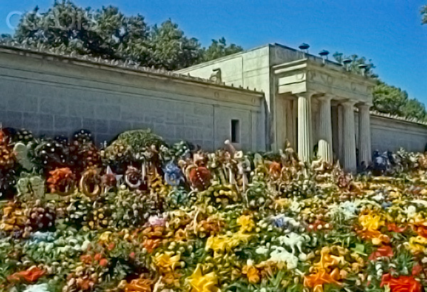 Das Mausoleum auf dem Forest Hill Friedhof mit Blumen von Fans