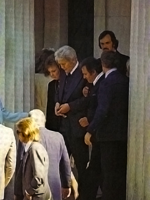 Vater Vernon Presley muss während der Zeremonie gestützt werden