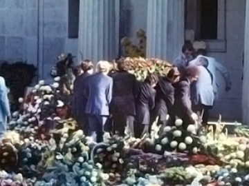 Der Sarg von Elvis wird in das Mausoleum des Forest Hill Friedhofs gebracht