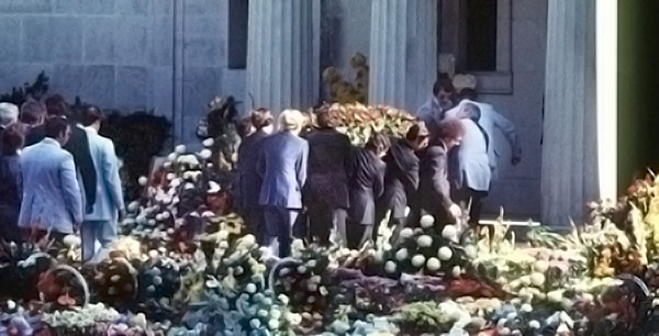 Der Sarg von Elvis wird in das Mausoleum des Forest Hill Friedhofs gebracht