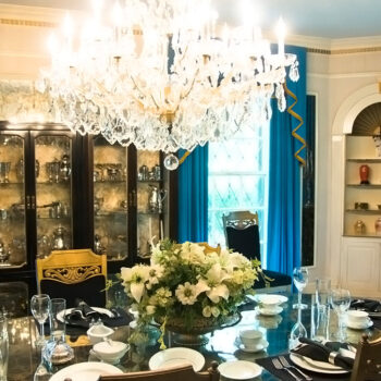 Esszimmer mit dem Hochzeitgeschirr von Elvis und Priscilla Presley