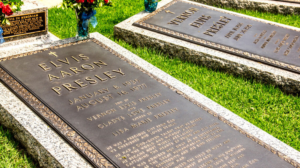 Elvis Grab im Meditationsgarten von Graceland