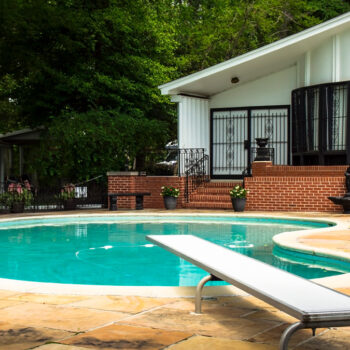 Pool in Nierenform mit Poolhaus