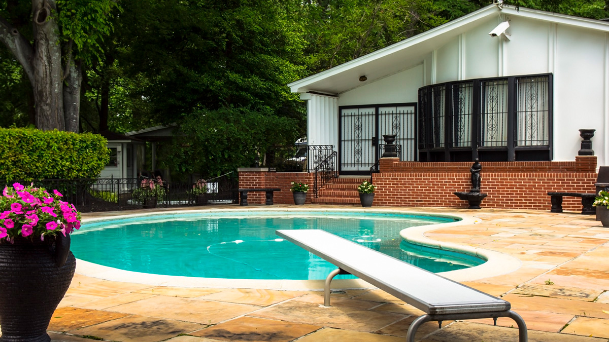 Pool in Nierenform mit Poolhaus