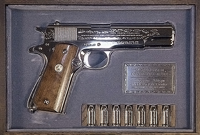 Elvis Geschenk an Nixon. Pistole aus dem 2. Weltkrieg mit 7 silbernen Kugeln