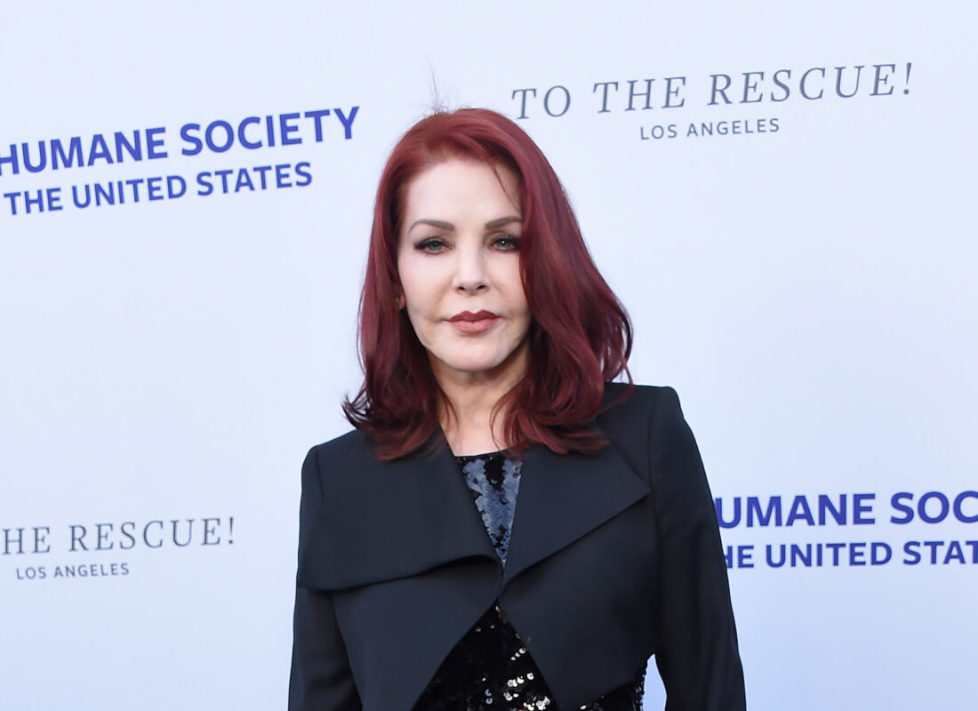 Priscilla Presley spricht sich selbst in der Netflix-Serie "Agent Elvis"