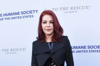 Priscilla Presley spricht sich selbst in der Netflix-Serie "Agent Elvis"