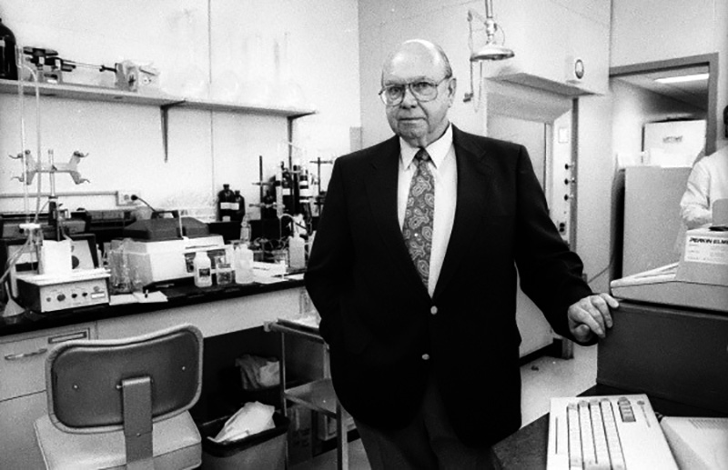 Robert H. Cravey in seinem Labor im April 1990