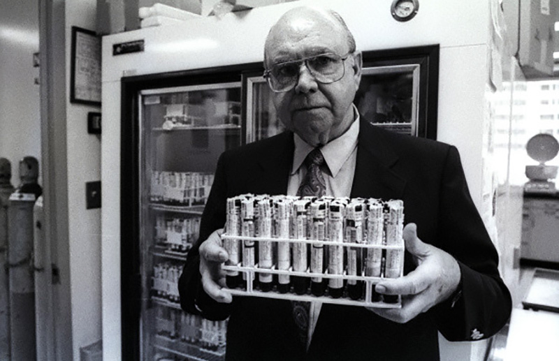 Robert H. Cravey mit Laborproben im April 1990