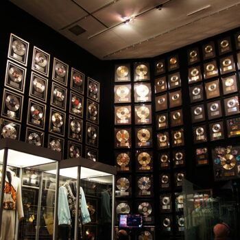 Trophy-Room mit Auszeichnungen und Jumpsuits