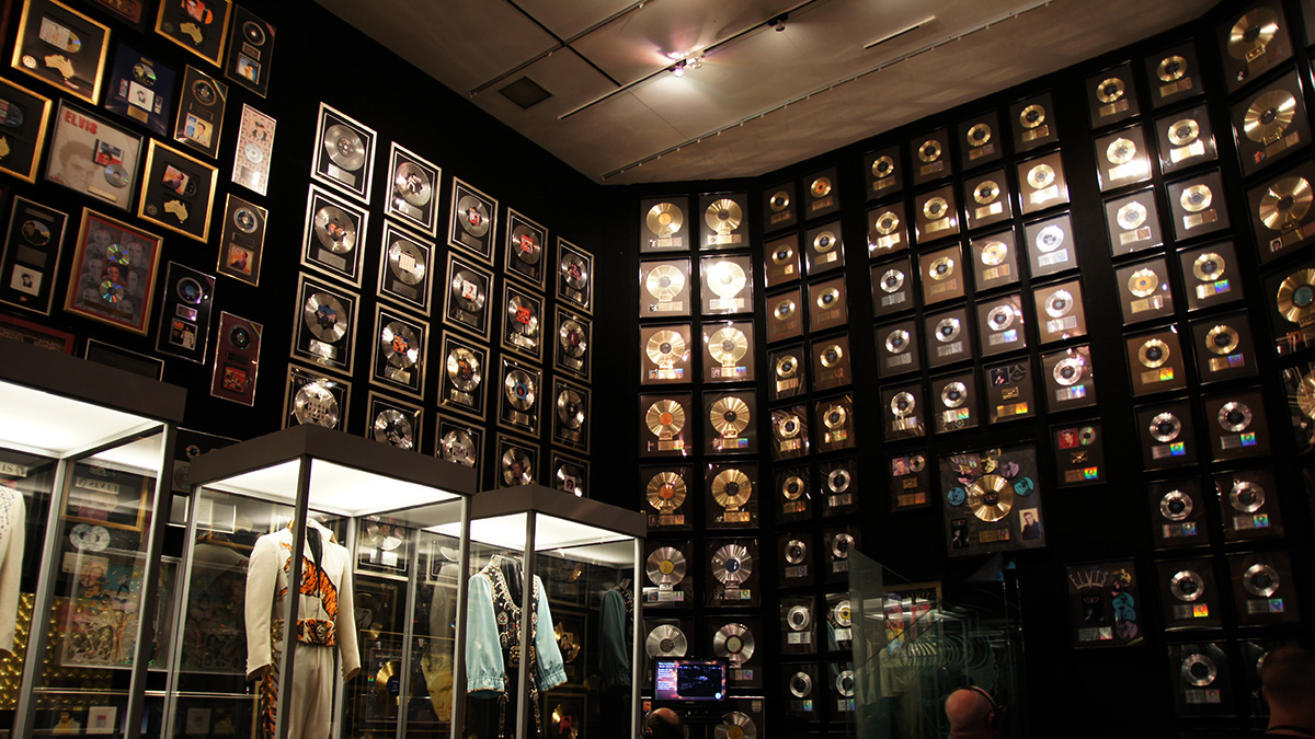Trophy-Room mit Auszeichnungen und Jumpsuits