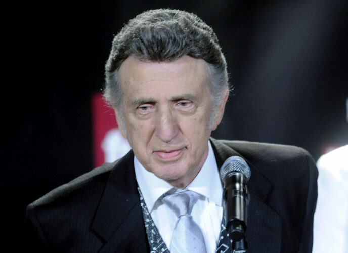 D. J. Fontana spricht zur Presse während der Rock and Roll Hall of Fame Einführungszeremonie in der Public Hall in Cleveland, Ohio am 04. April 2009