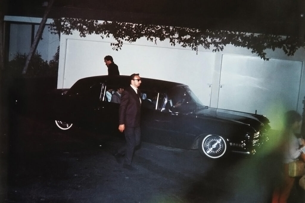 Die Beatles verlassen die Elvis-Villa in Bel-Air