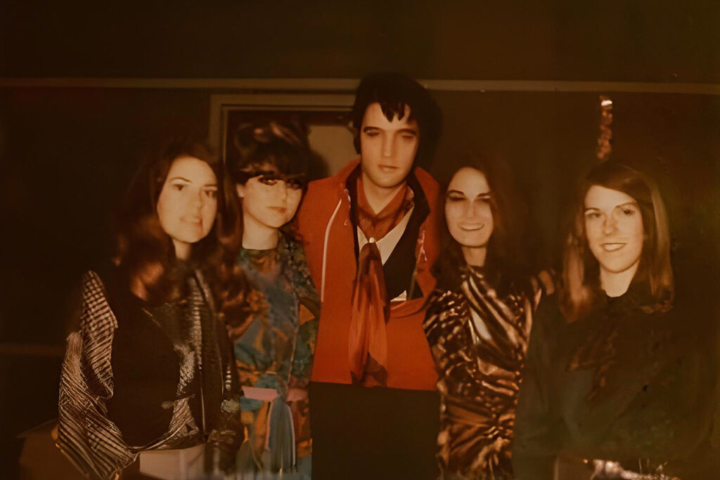 Elvis im American Sound Studio mit Backgroundsängerinnen