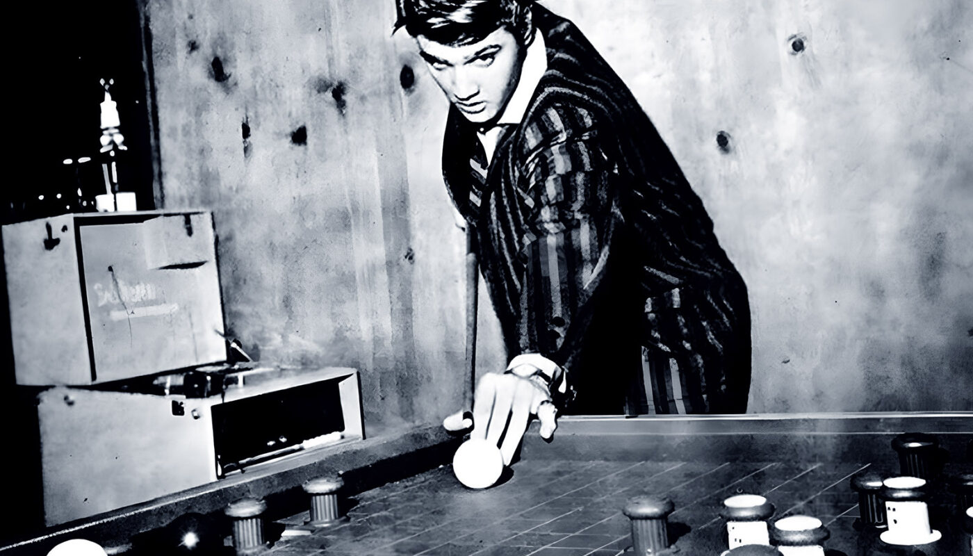 Elvis Presley plays Billard