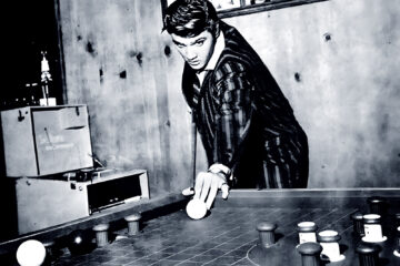 Elvis Presley plays Billard