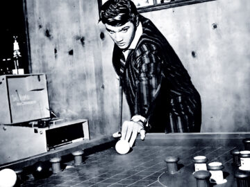 Elvis Presley plays Billard
