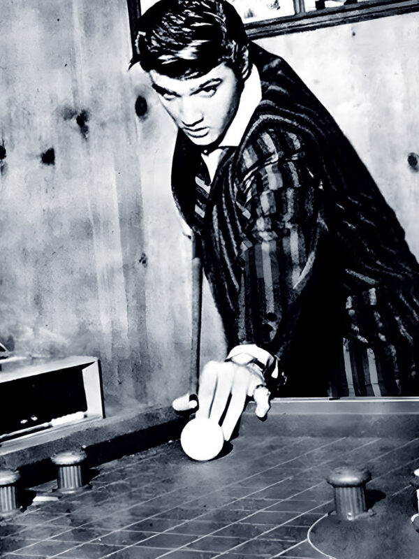 Elvis Presley plays Billard
