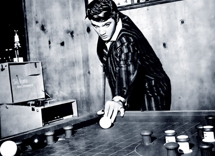 Elvis Presley plays Billard