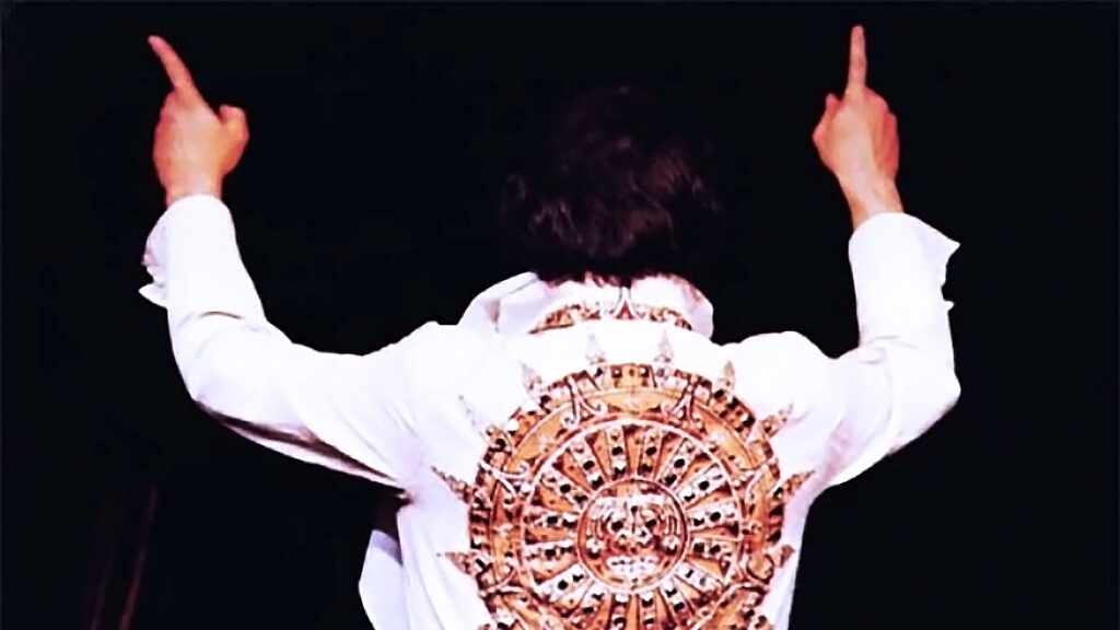 Elvis trägt am 26. Juni 1977 seinen legendären Mexican Sundial Jumpsuit