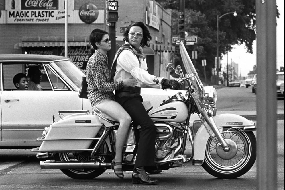 Elvis Presley und Mary Selph 30. Juni 1972 auf einer 1971er Harley-Davidson FLH Electra-Glide