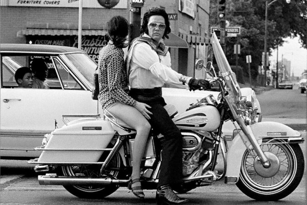 Elvis Presley und Mary Selph 30. Juni 1972 auf einer 1971er Harley-Davidson FLH Electra-Glide