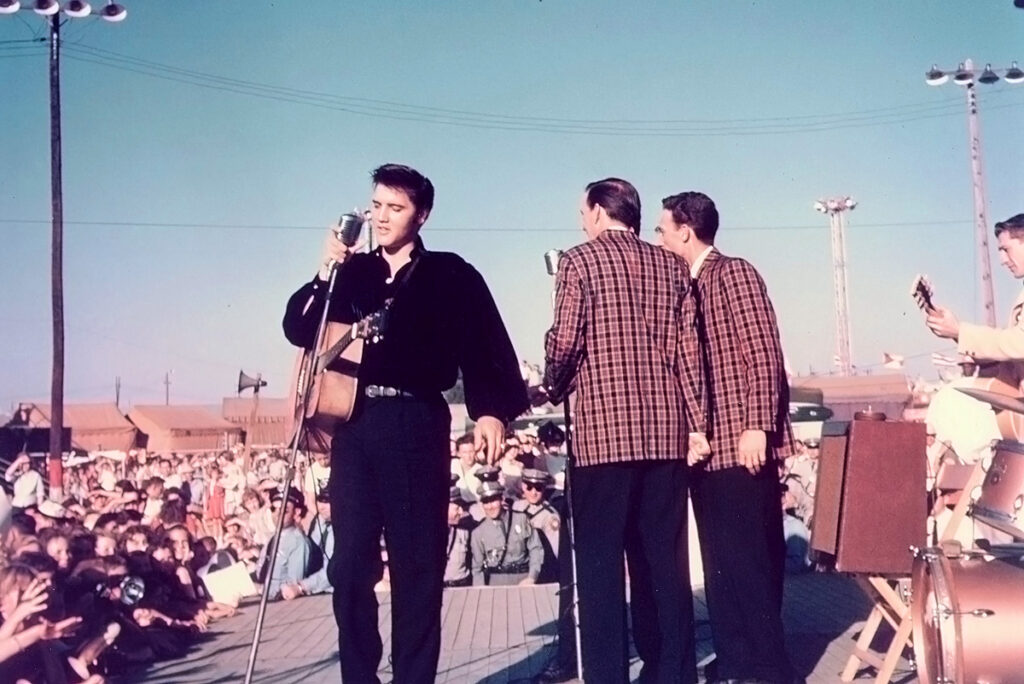 Elvis auf der Bühne des Fairgrounds Messegeländes in Tupelo, Mississippi – 26. September 1956