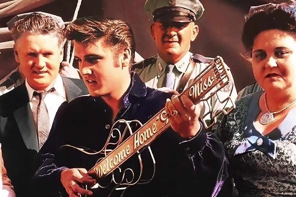 Elvis mit Vater Vernon und Mutter Gladys mit dem Schlüssel der Stadt Tupelo