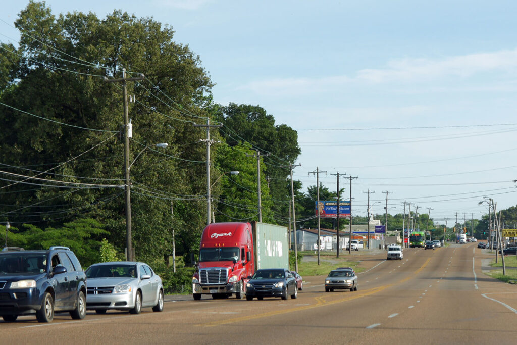 Der Elvis Presley Boulevard ist nicht nur für Fans, die Graceland besuchen wollen, eine wichtige Verkehrsader in Memphis
Der Elvis Presley Boulevard ist nicht nur für Fans, die Graceland besuchen wollen, eine wichtige Verkehrsader in Memphis.