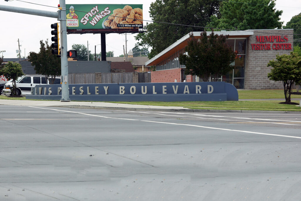 Das Memphis Visitor Centers liegt direkt am Elvis Presley Boulevard (Adresse: 3205 Elvis Presley Blvd, Memphis, TN 38116)