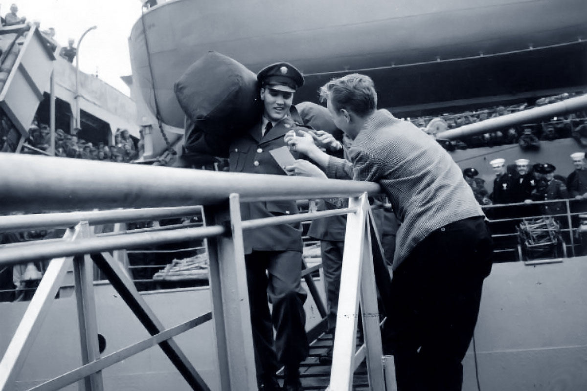 Elvis trifft an Bord der U.S.S. Randall am 01. Oktober 1958 in Bremerhaven, Deutschland ein