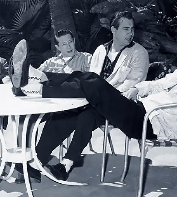D. J. Fontana, Scotty Moore, Bill Black und Elvis anspannen am Poolbereich des New Frontier Hotels