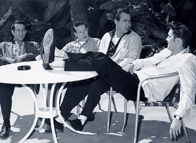 D. J. Fontana, Scotty Moore, Bill Black und Elvis anspannen am Poolbereich des New Frontier Hotels
