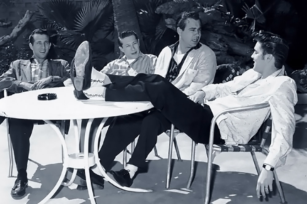 D. J. Fontana, Scotty Moore, Bill Black und Elvis anspannen am Poolbereich des New Frontier Hotels