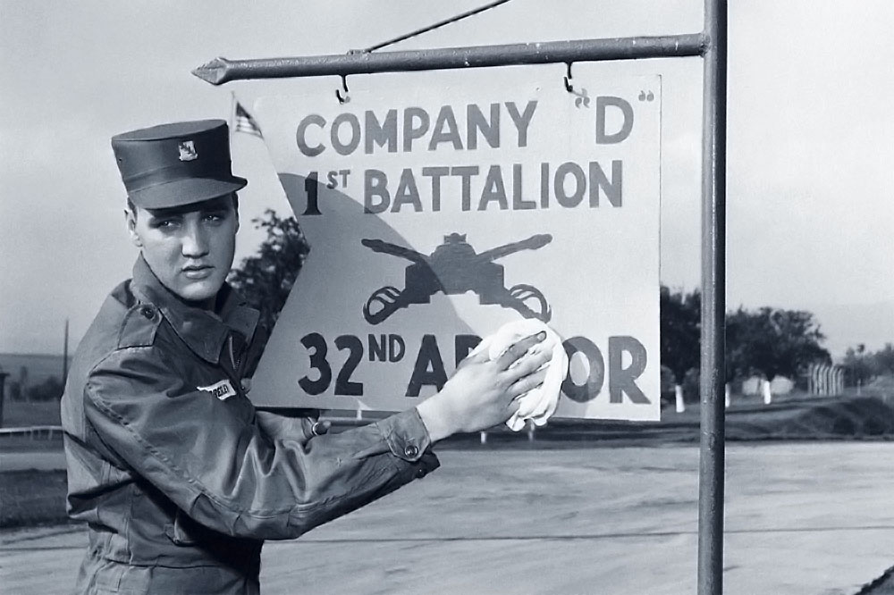Elvis Presley posiert während seines Militärdienstes in den Ray-Barracks für die Pressevertreter.