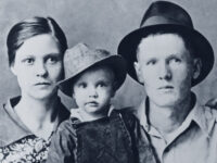 Elvis Presley mit Vater Vernon und Mutter Gladys 1938
