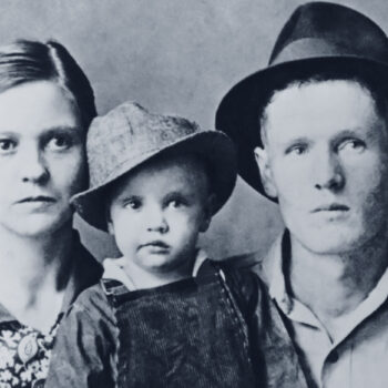 Elvis Presley mit Vater Vernon und Mutter Gladys 1938