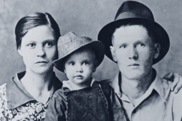 Elvis Presley mit Vater Vernon und Mutter Gladys 1938