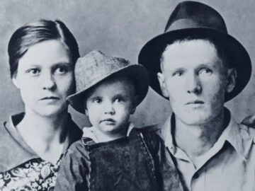 Elvis Presley mit Vater Vernon und Mutter Gladys 1938