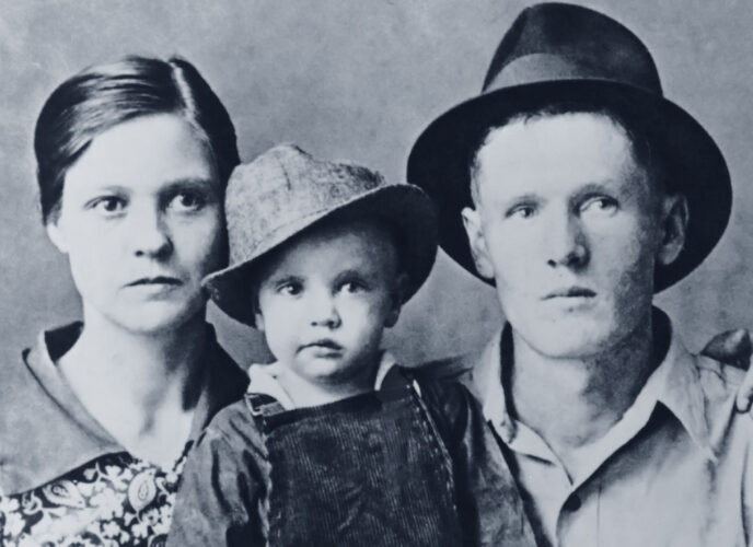 Elvis Presley mit Vater Vernon und Mutter Gladys 1938
