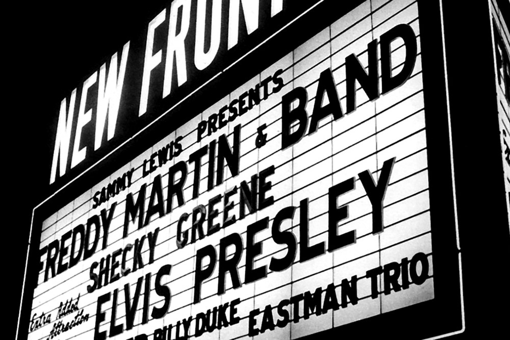 Das Werbeplakat des New Frontier Hotels kündigt Freddy Martin, Komiker Shecky Greene und Elvis Presley an